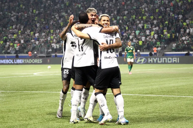 Verdão se despediu de forma precoce das copas. Eliminado nas oitavas de final da Copa do Brasil para o Flamengo e nas oitavas da Libertadores para o Botafogo, Verdão passou a disputar apenas Brasileirão a partir de agosto. (Foto: Vitor Silva/Botafogo)
