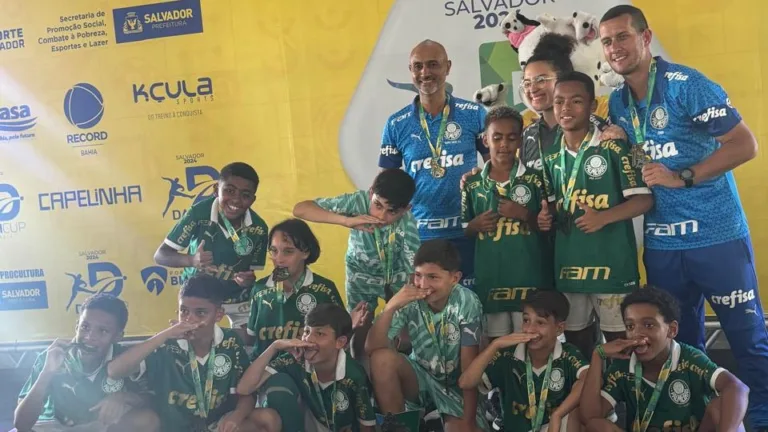 Palmeiras Sub-10 com taça da Dani Cup (Foto: Divulgação / Palmeiras) 