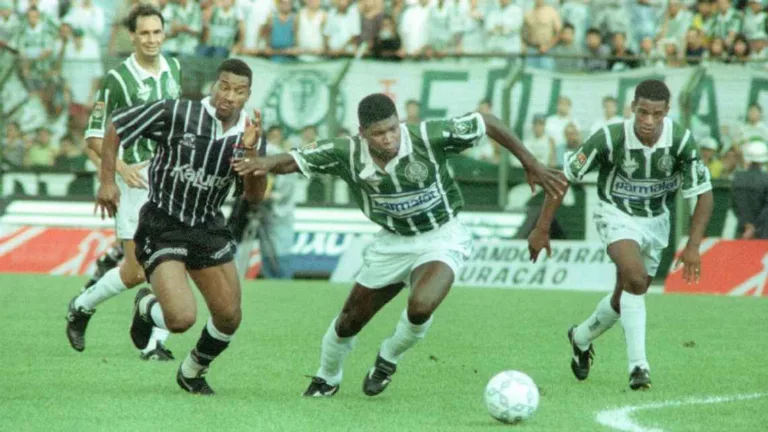 Evair, Viola, Cléber (com a bola) e Flávio Conceição durante a final do Brasileirão de 1994 (Foto: Gazeta Press)