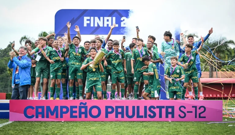 Palmeiras Sub-12 com taça do Paulistão (Foto: Rodrigo Corsi/FPF)