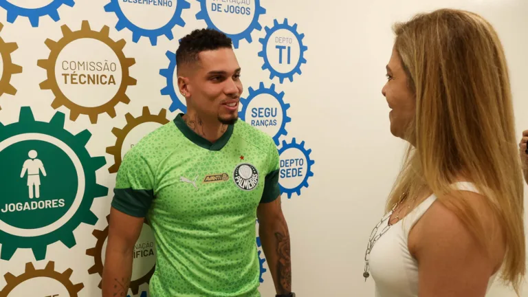 Paulinho se apresentou junto com o elenco do Palmeiras (Foto: Cesar Greco/Palmeiras)