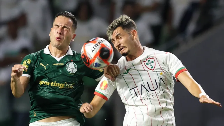 O jogador Fabinho, da SE Palmeiras, disputa bola com o jogador da Portuguesa de Desportos, durante partida válida pela fase de grupos, do Campeonato Paulista, Série A1, na arena Allianz Parque. (Foto: Cesar Greco/Palmeiras/by Canon)