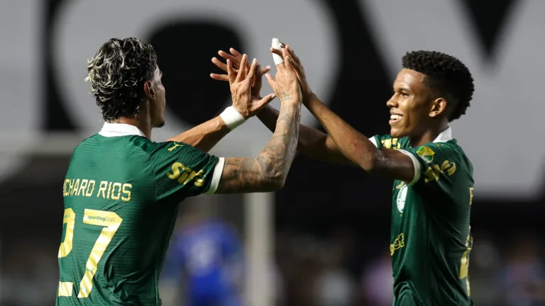 Richard Ríos comemora gol ao lado do Estêvão (Foto: Cesar Greco/Palmeiras)