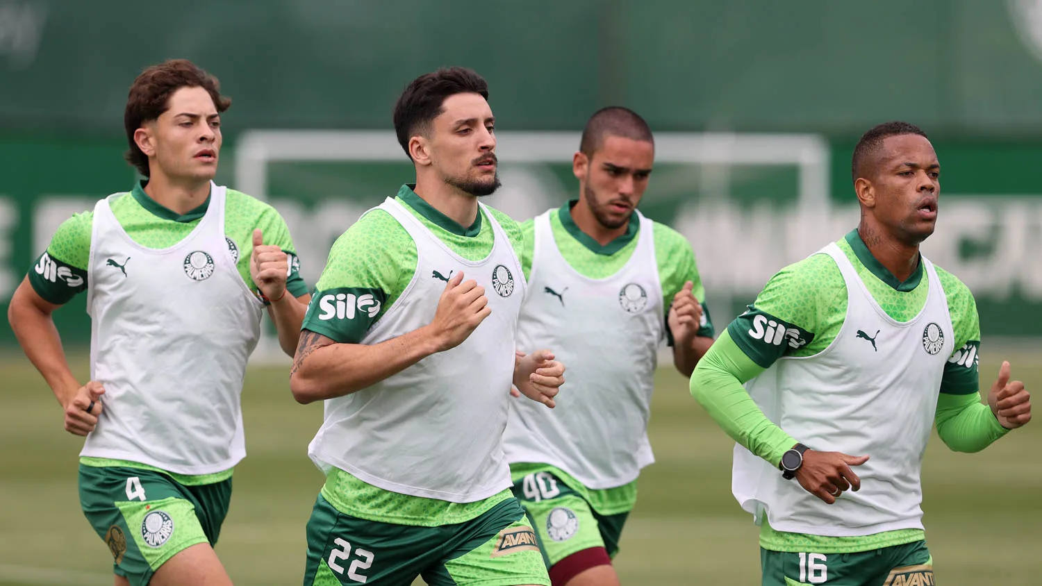 Os jogadores Joaquín Piquerez e Caio Paulista (D), da SE Palmeiras, durante treinamento, na Academia de Futebol. (Foto: Cesar Greco/Palmeiras/by Canon)