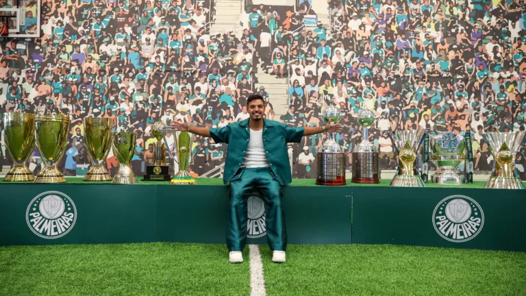 Gabriel Menino com os troféus conquistados pelo Palmeiras (Foto: Fabio Menotti/Palmeiras)