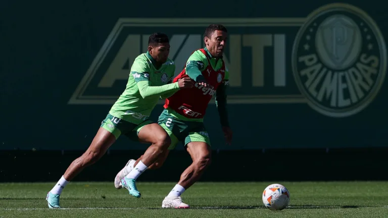 Os jogadores Rony e Marcos Rocha (D), da SE Palmeiras, durante treinamento, na Academia de Futebol. (Foto: Cesar Greco/Palmeiras/by Canon)