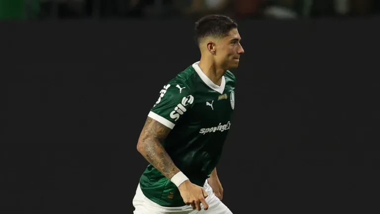 Emiliano Martínez em ação com camisa do Palmeiras (Foto: Cesar Greco/Palmeiras)
