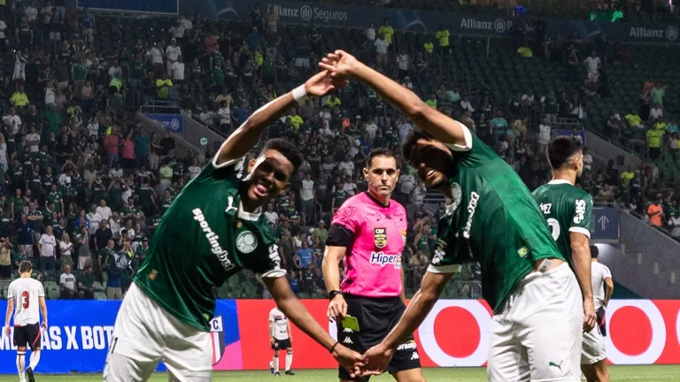 Estêvão e Luighi comemoram gol marcado pelo Palmeiras (Foto: Guilherme Veiga/Ag. Paulistão)