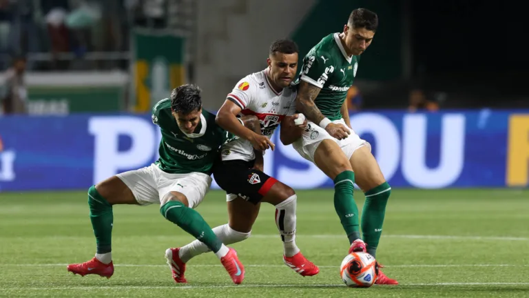 Os jogadores Facundo Torres e Emiliano Martínez (D), da SE Palmeiras, disputam bola com o jogador do São Paulo FC, durante partida válida pela fase de grupos, do Campeonato Paulista, Série A1, na arena Allianz Parque. (Foto: Cesar Greco/Palmeiras/by Canon)