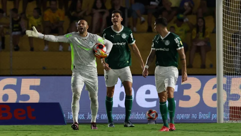 Weverton, Benedetti e Emiliano Martínez em jogo do Palmeiras (Foto: Cesar Greco/Palmeiras)