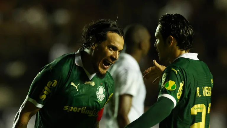 Gómez e Veiga protagonizaram jogada ensaiada (Foto: Cesar Greco/Palmeiras)