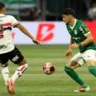 O jogador Joaquín Piquerez, da SE Palmeiras, disputa bola com o jogador do São Paulo FC, durante partida válida pela fase de grupos, do Campeonato Paulista, Série A1, na arena Allianz Parque. (Foto: Cesar Greco/Palmeiras/by Canon)