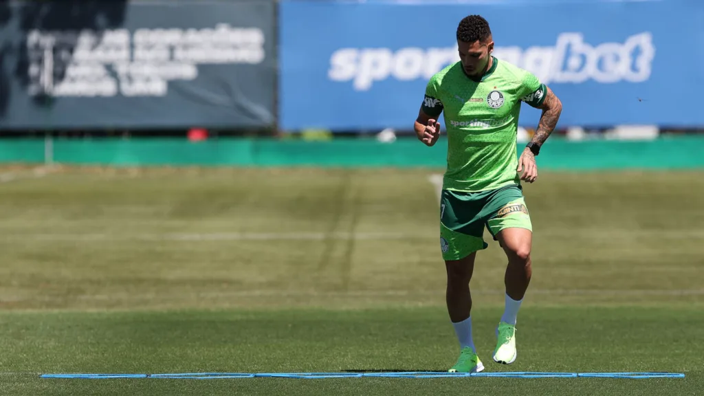 O jogador Paulinho, da SE Palmeiras, durante treinamento, na Academia de Futebol. (Foto: Cesar Greco/Palmeiras/by Canon) O jogador Paulinho, da SE Palmeiras, durante treinamento, na Academia de Futebol. (Foto: Cesar Greco/Palmeiras/by Canon)
