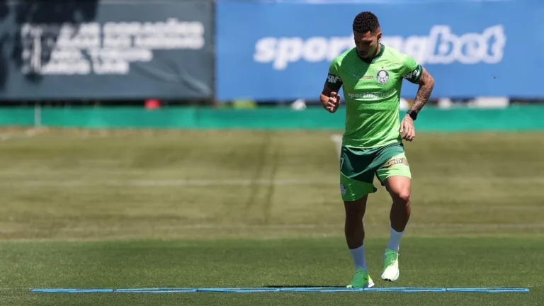 O jogador Paulinho, da SE Palmeiras, durante treinamento, na Academia de Futebol. (Foto: Cesar Greco/Palmeiras/by Canon)
