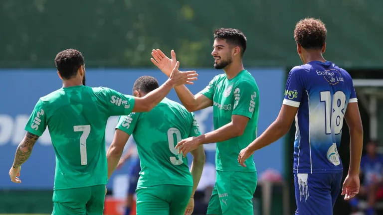 Os jogadores Felipe Anderson, Vitor Roque e Flaco López (E/D), da SE Palmeiras, durante jogo-treino contra a equipe do Mauaense, na Academia de Futebol. (Foto: Cesar Greco/Palmeiras/by Canon)