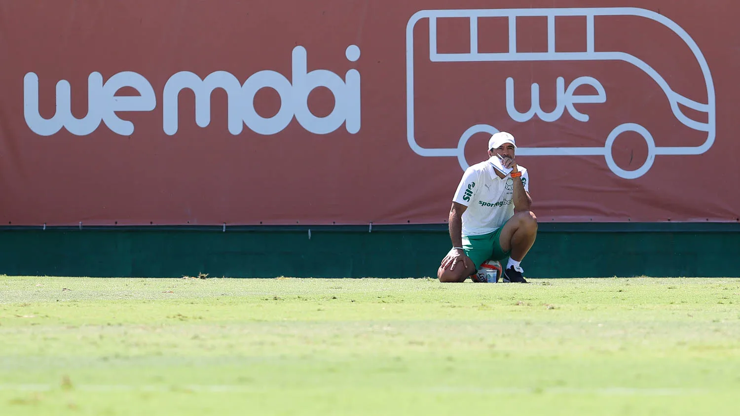 Abel Ferreira observa treino do Palmeiras na Academia de Futebol (Foto: Cesar Greco/Palmeiras)