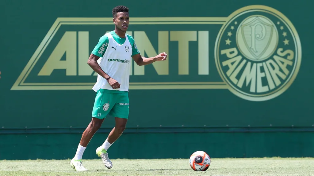Estêvão durante treino do Palmeiras na Academia de Futebol (Foto: Cesar Greco/Palmeiras)