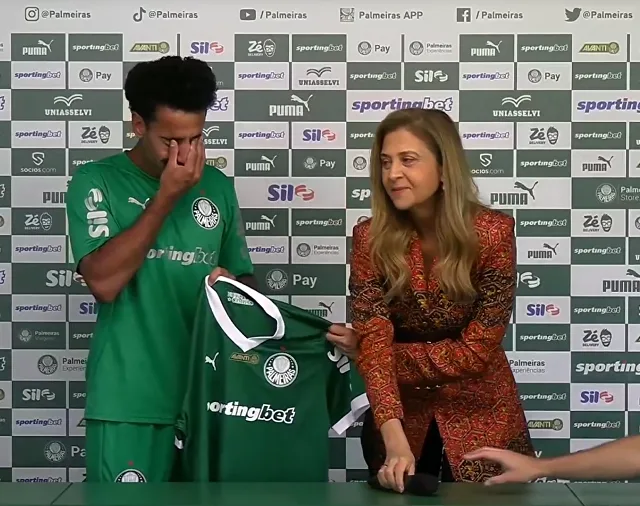 VÍDEO | Lucas Evangelista chora ao receber camisa do Palmeiras: 'Nem nos meus melhores sonhos'