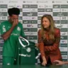 VÍDEO | Lucas Evangelista chora ao receber camisa do Palmeiras: 'Nem nos meus melhores sonhos'