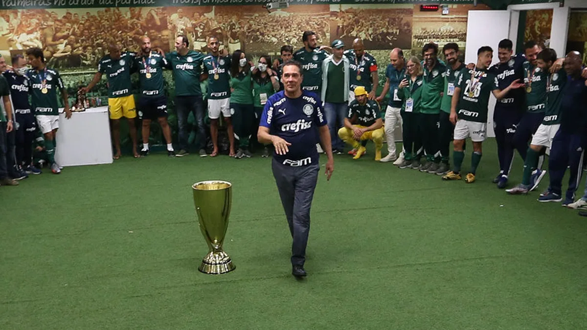 Vanderlei Luxemburgo com o troféu e o elenco campeão paulista de 2020 (Foto: Cesar Greco/Palmeiras)