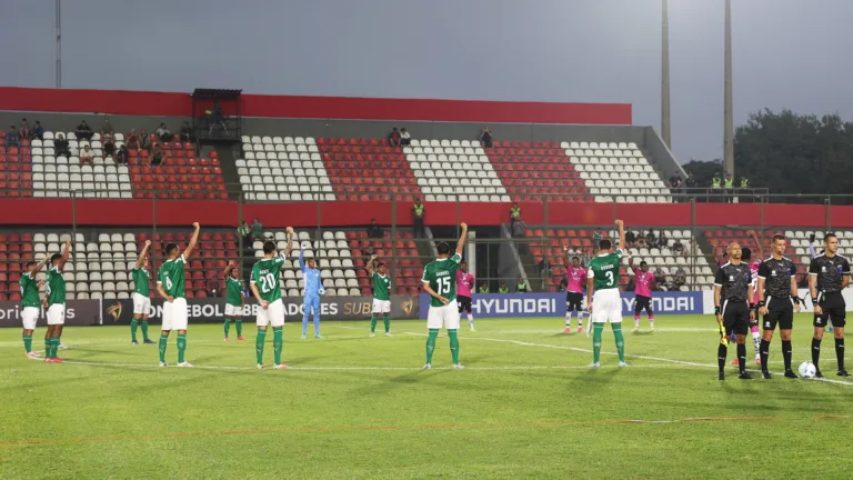 Jogadores fazem gesto anti-racista na Libertadores Sub-20 (Foto: Fábio Menotti/Palmeiras)