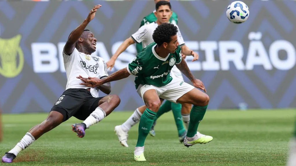 O jogador Lucas Evangelista, da SE Palmeiras, disputa bola com o jogador do Botafogo FR, durante partida válida pela primeira rodada, do Campeonato Brasileiro, Série A, na arena Allianz Parque. (Foto: Cesar Greco/Palmeiras/by Canon)