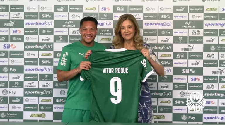 Vitor Roque é apresentado pelo Palmeiras na Academia de Futebol (Foto: Julia Mazarin/Nosso Palestra)