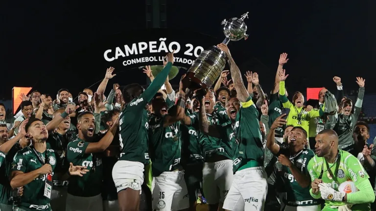 Palmeiras com a taça da Libertadores 2021 (Foto: Cesar Greco/Palmeiras)