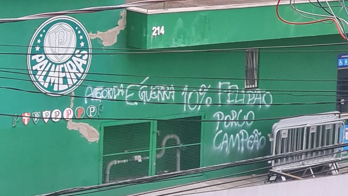 Muros da sede social do Palmeiras são pichados