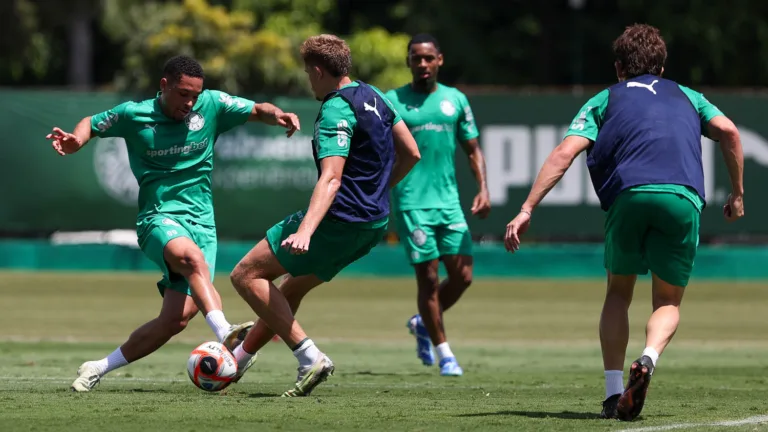 Vitor Roque treina com elenco do Palmeiras (Foto: Cesar Greco/Palmeiras)