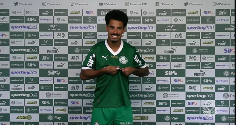 Lucas Evangelista é apresentado pelo Palmeiras e destaca: 'A grande potência no Brasil'