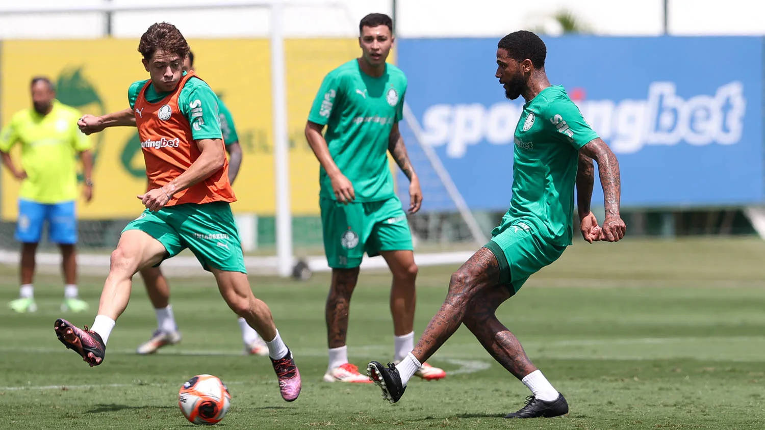 Os jogadores Agustín Giay e Micael (D), da SE Palmeiras, durante treinamento, na Academia de Futebol. (Foto: Cesar Greco/Palmeiras/by Canon)