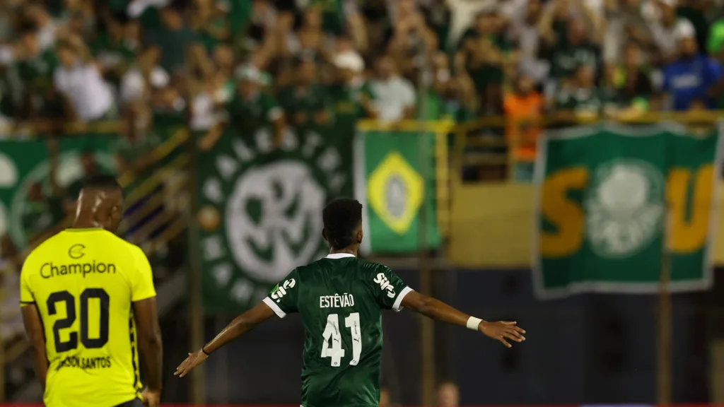 Estêvão comemora um dos gols marcados pelo Palmeiras contra São Bernardo (Foto: Cesar Greco/Palmeiras)