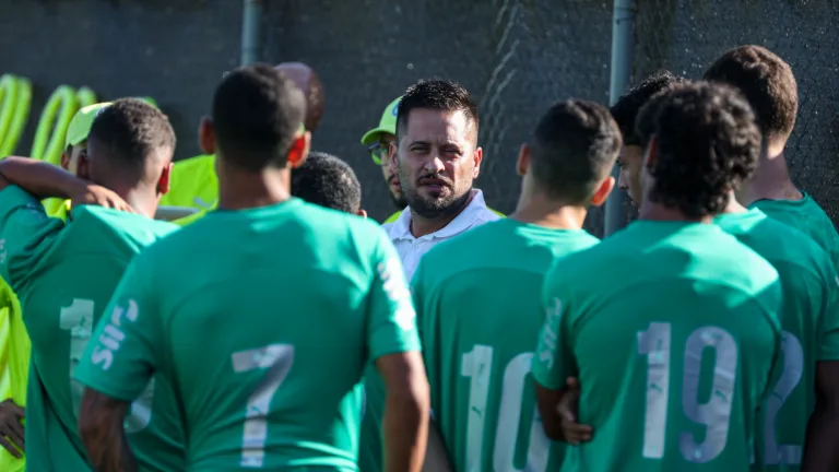 Lucas Andrade em ação no comando do Palmeiras Sub-20 (Foto: Fabio Menotti/Palmeiras)