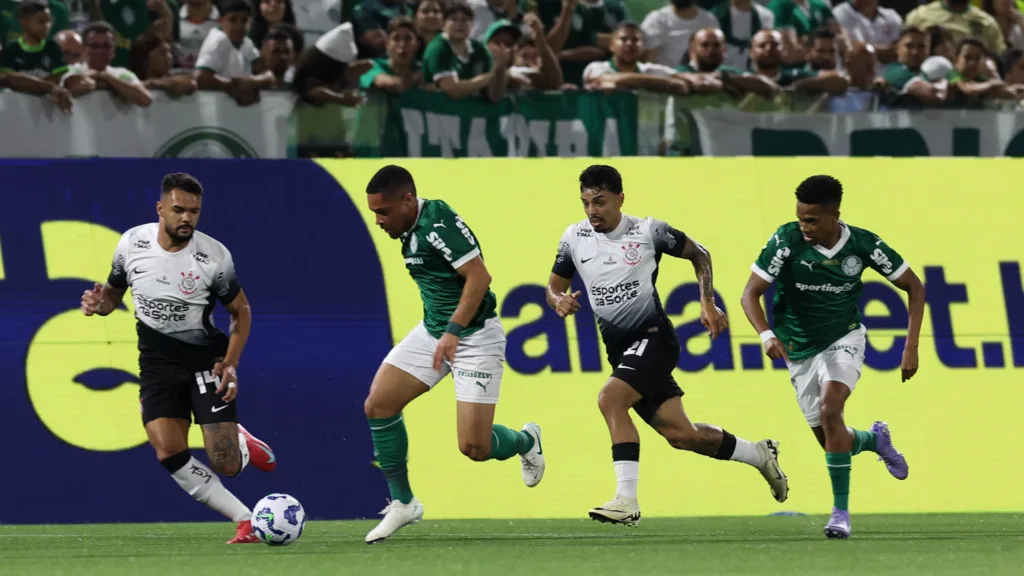 Palmeiras em ação contra o Corinthians na Arena Barueri (Foto: Cesar Greco)