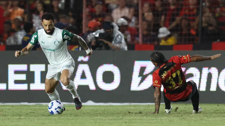 O jogador Felipe Anderson, da SE Palmeiras, disputa bola com o jogador do Sport CR, durante partida válida pela segunda rodada, do Campeonato Brasileiro, Série A, no Estádio Ilha do Retiro. (Foto: Cesar Greco/Palmeiras/by Canon)