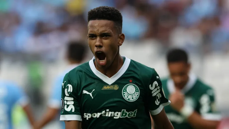 Estêvão comemora seu gol contra o Sporting Cristal durante partida válida pela fase de grupos, da Copa Libertadores, no Estádio Nacional de Lima. (Foto: Cesar Greco/Palmeiras)