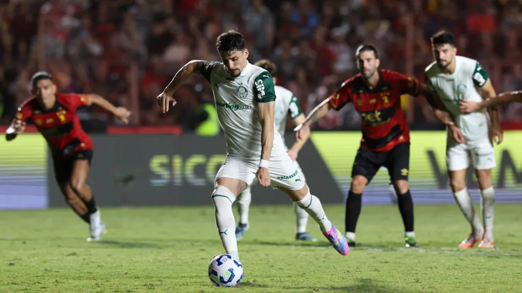 Piquerez em ação no jogo entre Sport x Palmeiras (Foto: Cesar Greco/Palmeiras)