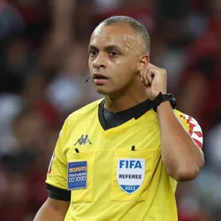 O árbitro Wilton Pereira Sampaio, do jogo entre as equipes da SE Palmeiras e CR Flamengo, durante partida válida pela terceira rodada, do Campeonato Brasileiro, Série A, no Estádio do Maracanã. (Foto: Cesar Greco)