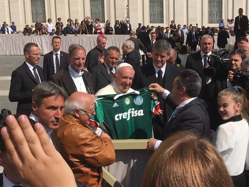 Papa Francisco recebe a camisa Palmeiras no Vaticano (Foto: Reprodução) Papa Francisco recebe a camisa Palmeiras no Vaticano (Foto: Reprodução)