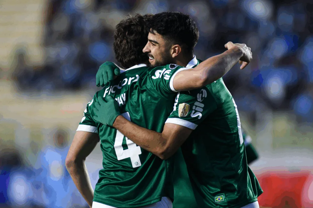 Flaco López e Estevão em ação pelo Palmeiras diante do Bolívar (Foto: Staff / Libertadores) Flaco López e Estevão em ação pelo Palmeiras diante do Bolívar (Foto: Staff / Libertadores)