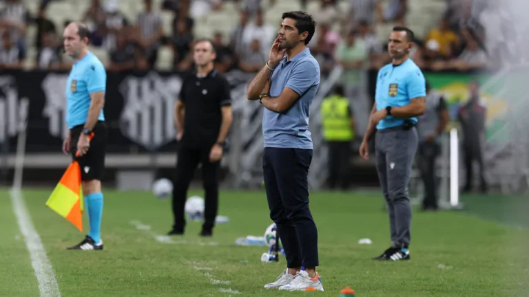 O técnico Abel Ferreira, da SE Palmeiras, em jogo contra a equipe do Ceará SC, durante partida válida terceira fase, da Copa do Brasil, na Arena Castelão. (Foto: Cesar Greco/Palmeiras/by Canon)
