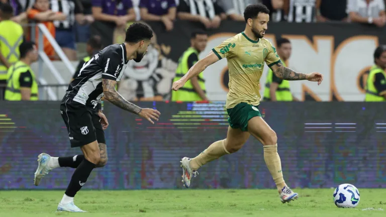 O jogador Felipe Anderson, da SE Palmeiras, disputa bola com o jogador do Ceará SC, durante partida válida terceira fase, da Coap do Brasil, na Arena Castelão. (Foto: Cesar Greco/Palmeiras/by Canon)