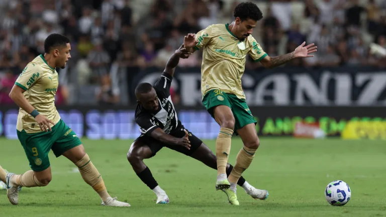 O jogador Lucas Evangelista, da SE Palmeiras, disputa bola com o jogador do Ceará SC, durante partida válida terceira fase, da Copa do Brasil, na Arena Castelão. (Foto: Cesar Greco/Palmeiras/by Canon)