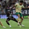 O jogador Lucas Evangelista, da SE Palmeiras, disputa bola com o jogador do Ceará SC, durante partida válida terceira fase, da Copa do Brasil, na Arena Castelão. (Foto: Cesar Greco/Palmeiras/by Canon)