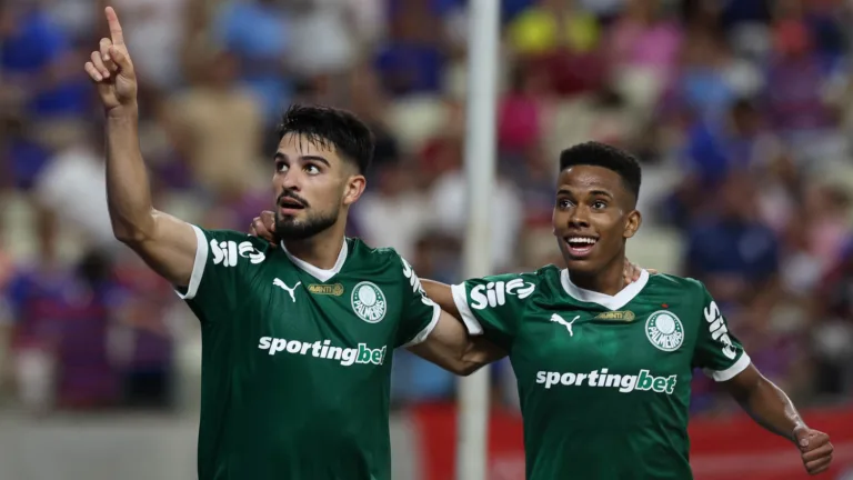 Flaco López e Estêvão em ação pelo Palmeiras (Foto: Cesar Greco/Palmeiras)