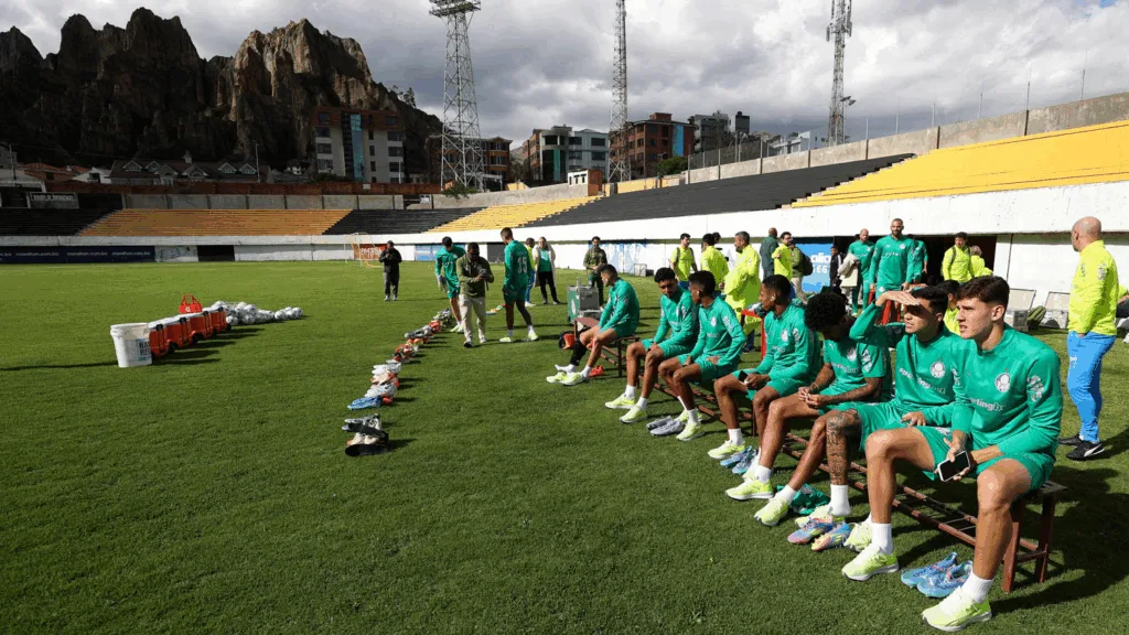 Elenco do Palmeiras durante treinamento no estádio do The Strongest (Foto: Divulgação/Palmeiras) Elenco do Palmeiras durante treinamento no estádio do The Strongest (Foto: Divulgação/Palmeiras)
