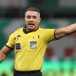 O &aacute;rbitro Felipe Fernandes de Lima, do jogo entre as equipes da SE Palmeiras e Gr&ecirc;mio FBPA, durante partida v&aacute;lida pela d&eacute;cima rodada, do Campeonato Brasileiro, S&eacute;rie A, na arena Allianz Parque. (Foto: Cesar Greco)