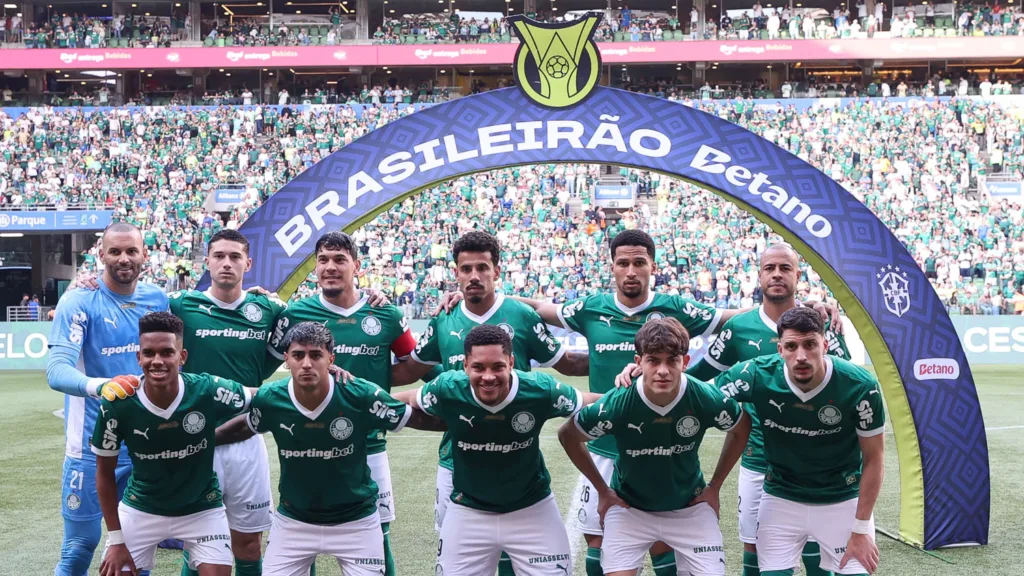 O time da SE Palmeiras, posa para foto em jogo contra a equipe do CR Flamengo, durante partida válida pela décima rodada, do Campeonato Brasileiro, Série A, na arena Allianz Parque. (Foto: Cesar Greco/Palmeiras/by Canon)