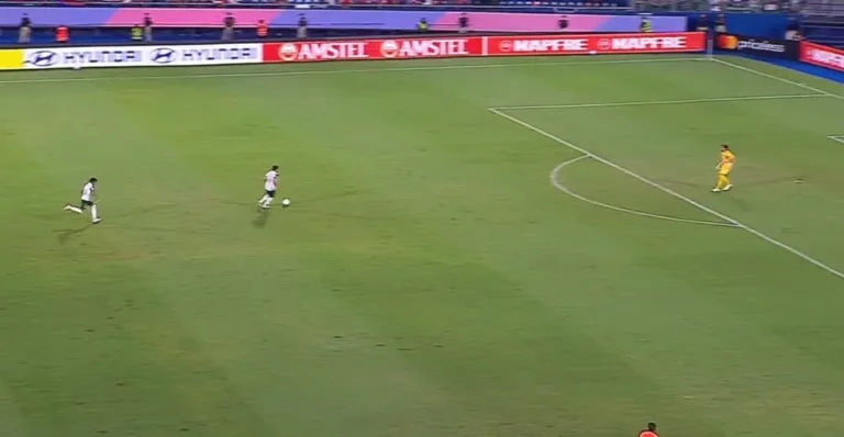 Vitor Roque perde gol sozinho em partida do Palmeiras contra Cerro Porteño pela Libertadores (Foto: Reprodução)